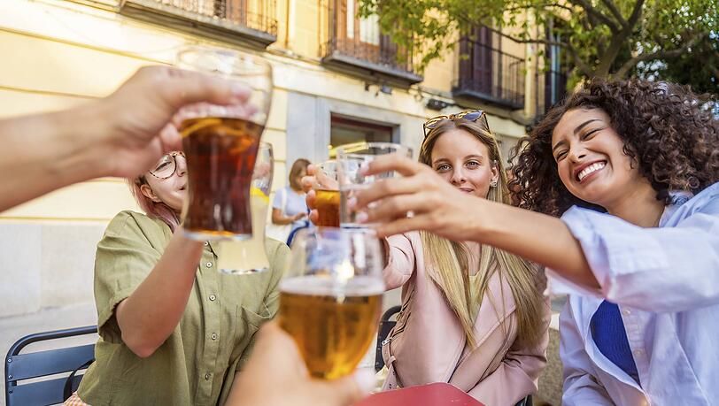 Bei großer Hitze sind ein kühles Bier oder eine kalte Limonade auf den ersten Schluck erfrischend, generell sollte man aber besser Wasser oder kalte Tees ohne Zucker trinken. Bei großer Hitze sind ein kühles Bier oder eine kalte Limonade auf den ersten Schluck erfrischend, generell sollte man aber besser Wasser oder kalte Tees ohne Zucker trinken.
