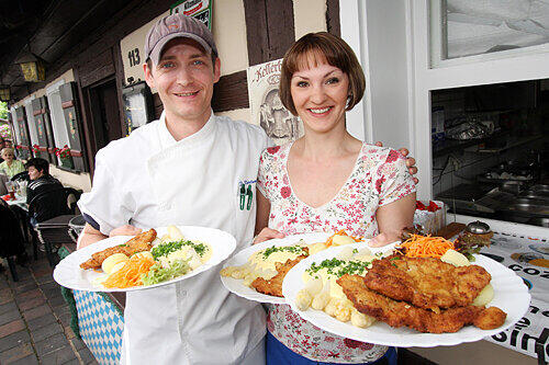 Thorsten und Gabi Kortum mit ihrem derzeitigen Renner: einem Pfannenschnitzel mit Spargel und hausgemachter Sauce Hollandaise.