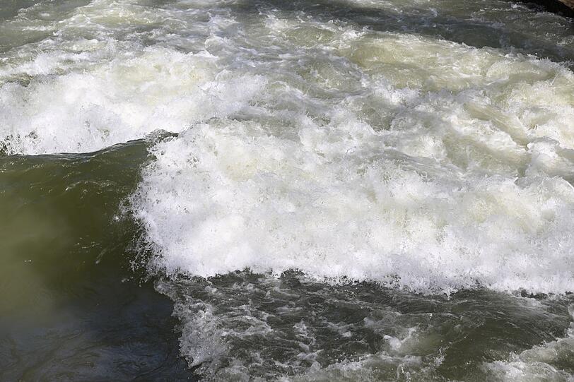Wei&szlig;wasser sprudelt am Ostermontag am Eisbach &ndash; eine Welle gibt es nicht.