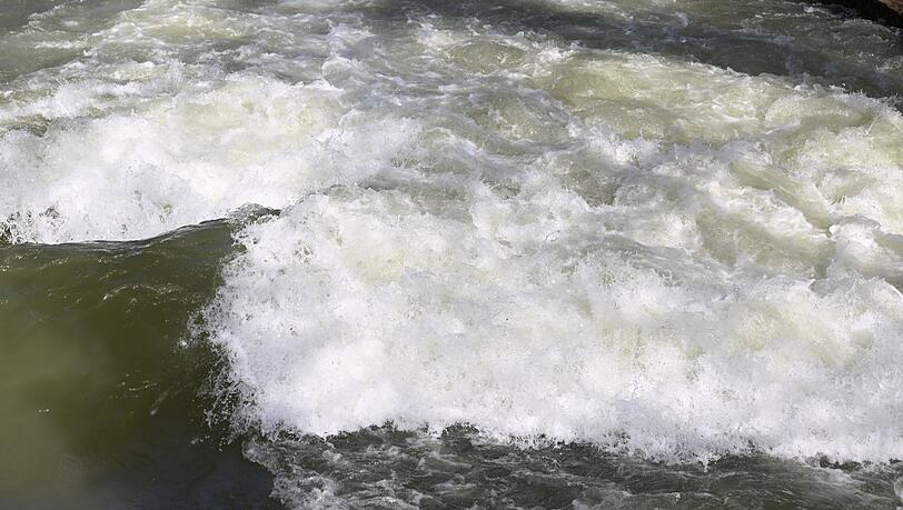 Wei&szlig;wasser sprudelt am Ostermontag am Eisbach &ndash; eine Welle gibt es nicht.