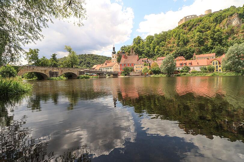 Das wunderschöne Naabtal in Bayern ist ein echter Geheimtipp und höchstens regional bekannt. Die Naab schlängelt sich von der nördlichen Oberpfalz bis kurz vor Regensburg an malerischen Ortschaften, Burgen, Seen und Kleinstädten vorbei. Highlights auf ihrem Weg sind der Künstlerort Kallmünz, das Charlottenhofer Weihergebiet sowie zahlreiche Storchennester und Biergärten. Das wunderschöne Naabtal in Bayern ist ein echter Geheimtipp und höchstens regional bekannt. Die Naab schlängelt sich von der nördlichen Oberpfalz bis kurz vor Regensburg an malerischen Ortschaften, Burgen, Seen und Kleinstädten vorbei. Highlights auf ihrem Weg sind der Künstlerort Kallmünz, das Charlottenhofer Weihergebiet sowie zahlreiche Storchennester und Biergärten.