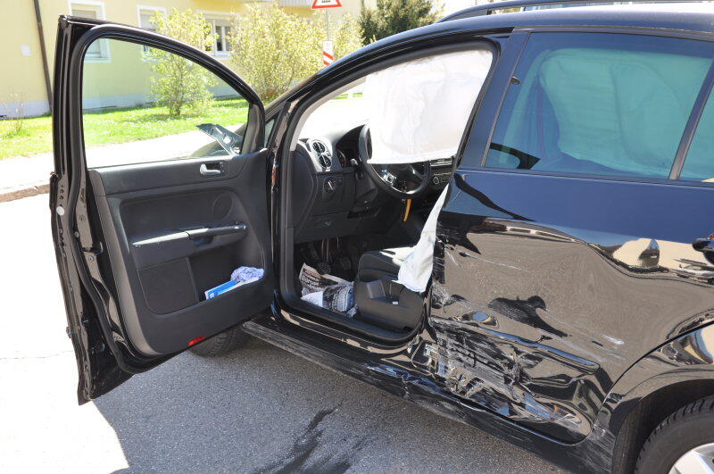Ein Mercedesfahrer missachtet die Vorfahrt und knallt in einen VW.
