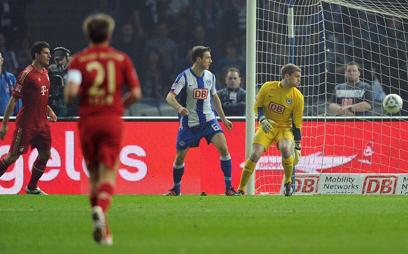 Kraft kann nur noch dem Ball nachblicken.