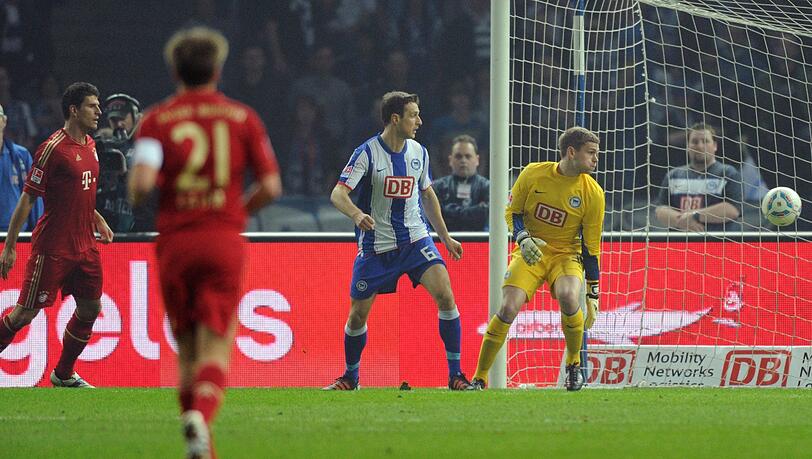 Kraft kann nur noch dem Ball nachblicken.