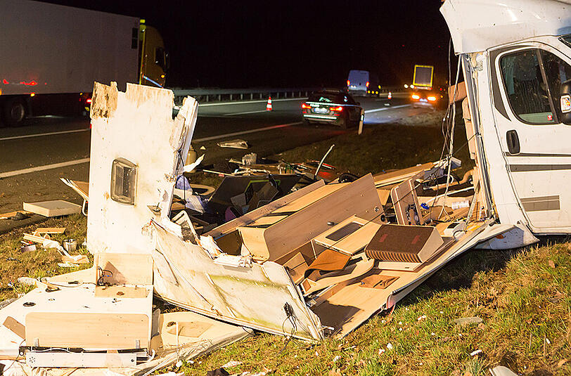 Bilder vom Unfallort in Altdorf: Auf der A3 kollidierte ein Wagen mit einem Wohnmobil, welches vollkommen zerfetzt wurde.