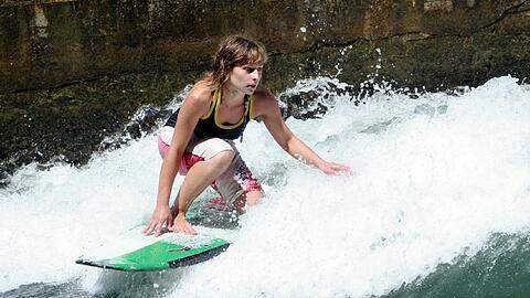 An der Floßlände, hier ein Foto aus dem AZ-Archiv, fließt meist nicht genug Wasser zum Surfen &ndash; das soll sich ändern.