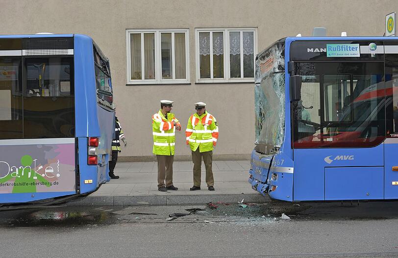 Auf der Plinganser Straße kollidieren zwei Linienbusse. Eine Stunde war sie komplett gesperrt.