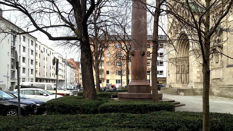 Am Ferdinand-Miller-Platz vor der St.-Benno-Kirche: Die Parkplätze und die dichten Hecken sollen weg, um eine Freifläche vor dem Kirchenportal zu schaffen.