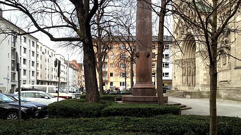 Am Ferdinand-Miller-Platz vor der St.-Benno-Kirche: Die Parkplätze und die dichten Hecken sollen weg, um eine Freifläche vor dem Kirchenportal zu schaffen.