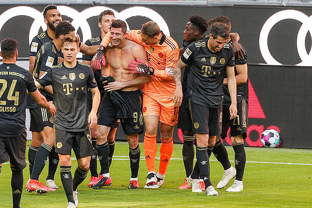 Alle Bayern feiern Lewy nach seinem Rekord-Tor. Alle Bayern feiern Lewy nach seinem Rekord-Tor.