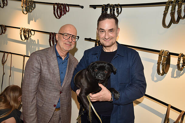 Bernhart Schwenk (l., Leiter der Sammlung Gegenwartskunst in der Pinakothek der Moderne) und K&uuml;nstler Miro Craemer mit Mops "Blinky".