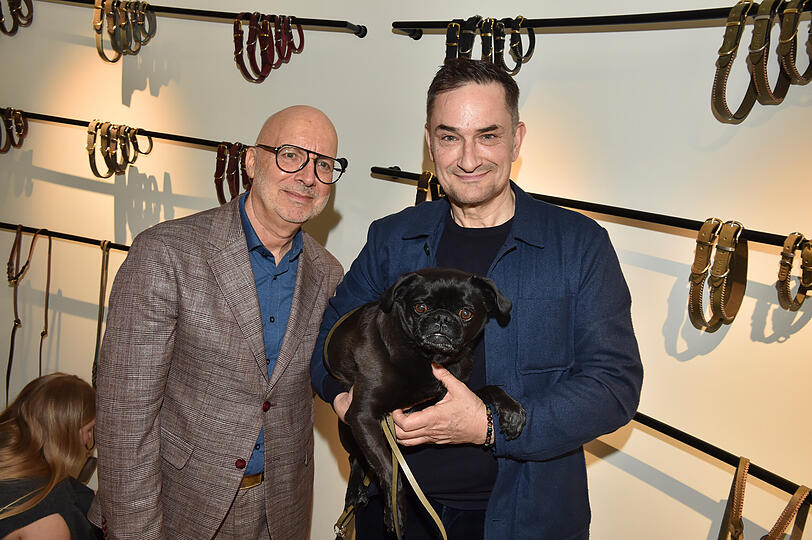 Bernhart Schwenk (l., Leiter der Sammlung Gegenwartskunst in der Pinakothek der Moderne) und K&uuml;nstler Miro Craemer mit Mops "Blinky".