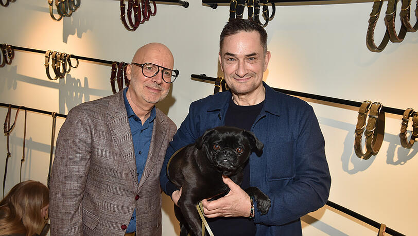 Bernhart Schwenk (l., Leiter der Sammlung Gegenwartskunst in der Pinakothek der Moderne) und K&uuml;nstler Miro Craemer mit Mops "Blinky".