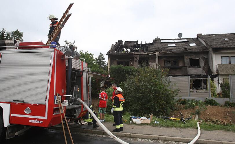 Vermutlich handelt es sich um ein Familiendrama:  Bei der Explosion zweier Reihenhaeuser in Winterhausen (Kreis Wuerzburg) sind in der Nacht zu Montag zwei Menschen getoetet worden. Die Bilder.