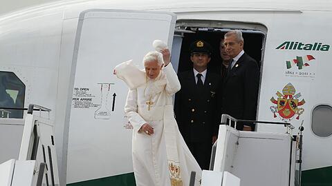 Papst Benedikt XVI. ist zu seinem ersten offiziellen Staatsbesuch in Deutschland eingetroffen.
