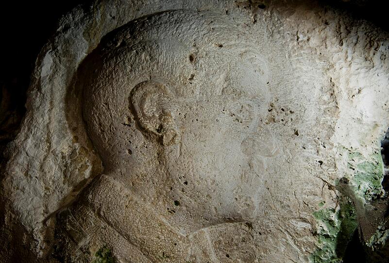 Einen halben Meter groß ist das Porträt Adolf Hitlers, welches gut verborgen in einer Höhle eines Jurafelsens bei Rennertshofen versteckt ist.
