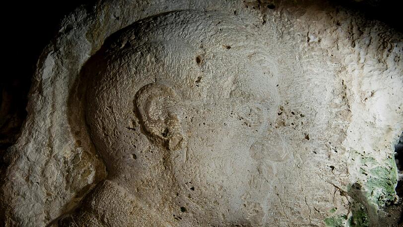 Einen halben Meter groß ist das Porträt Adolf Hitlers, welches gut verborgen in einer Höhle eines Jurafelsens bei Rennertshofen versteckt ist. Einen halben Meter groß ist das Porträt Adolf Hitlers, welches gut verborgen in einer Höhle eines Jurafelsens bei Rennertshofen versteckt ist.