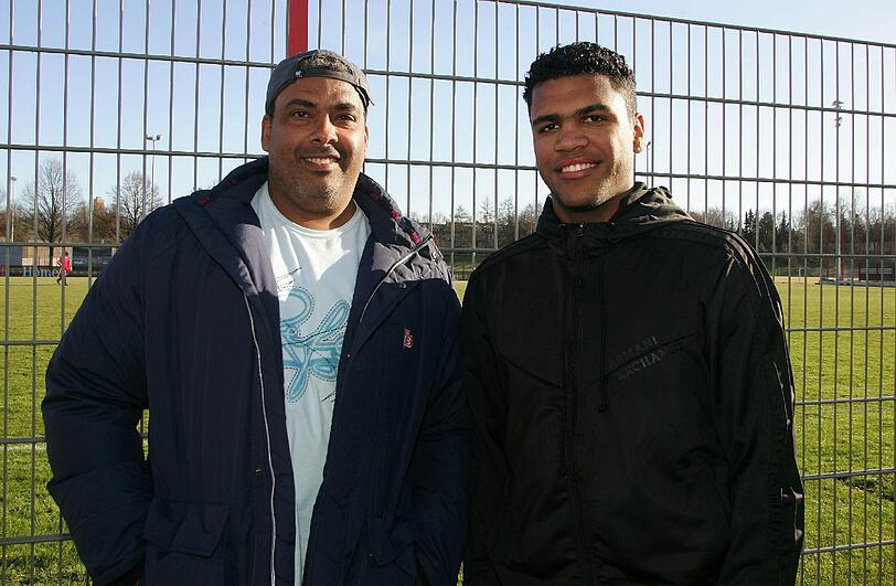 Ankunft in München: Breno und sein Vater inspizieren im Januar 2008 das Trainingsgelände der Bayern an der Säbener Straße. Die Erwartungen des Rekordmeisters in den Brasilianer waren groß. Vorstandsvorsitzender Karl-Heinz Rummenigge bezeichnete Breno "Verpflichtung für die Zukunft".