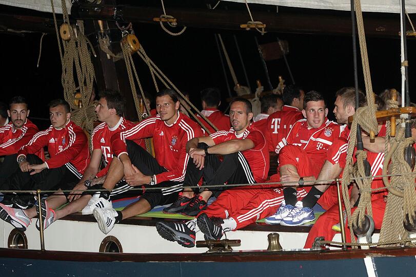 Servus, Gardasee: So fuhren die Profis des FC Bayern gestern Abend in den Hafen von Riva del Garda ein.