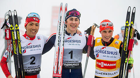 Sieger Jarl Magnus Riiber (Norwegen) wird vom Japaner Akito Watabe (links) und vom drittplatzierten Deutschen Eric Frenzel in die Mitte genommen.