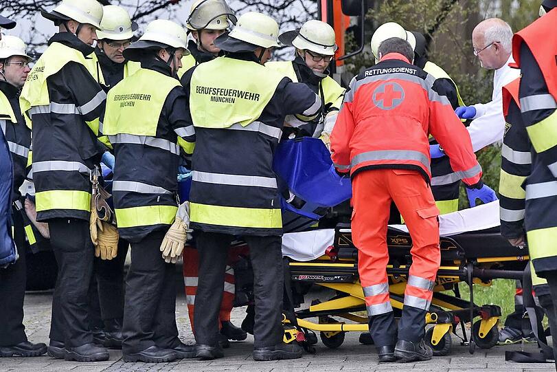 Die Feurwehr musste den Patienten mit schwerem Gerät aus der Wohnung transportieren.