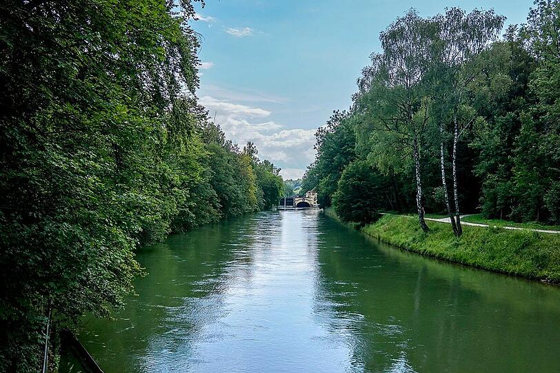 Das alte Wasserkraftwerk am Isarkanal.