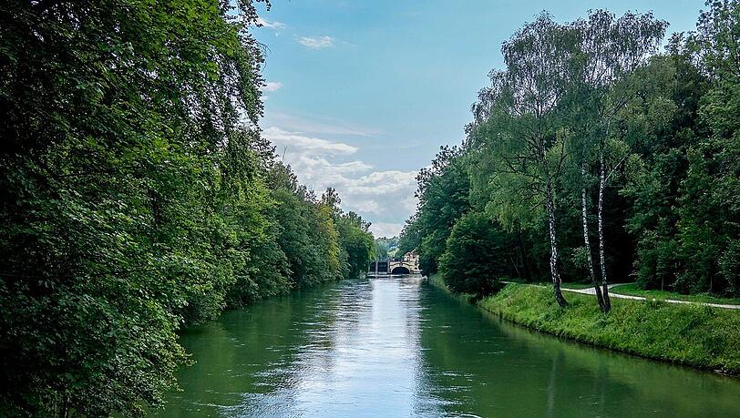 Das alte Wasserkraftwerk am Isarkanal. Das alte Wasserkraftwerk am Isarkanal.