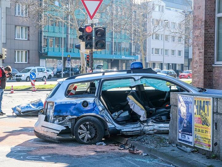 Eine Beamtin wurde im Fahrzeug eingeschlossen und erlitt schwere Verletzungen.