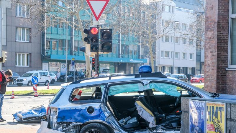 Eine Beamtin wurde im Fahrzeug eingeschlossen und erlitt schwere Verletzungen. Eine Beamtin wurde im Fahrzeug eingeschlossen und erlitt schwere Verletzungen.