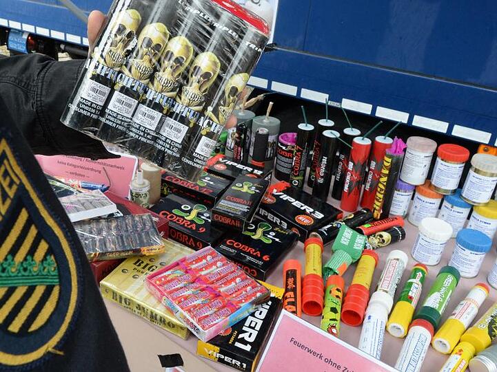 Hauptkommissar Axel Brehm vom Landeskriminalamt (LKA) Sachsen zeigt Pyrotechnik-Artikel, die in Deutschland nicht zugelassen sind. Foto: Hendrik Schmidt/Archiv
