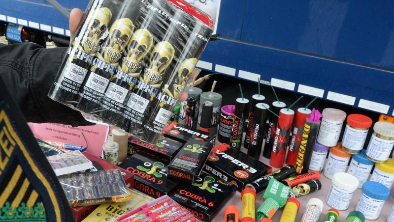 Hauptkommissar Axel Brehm vom Landeskriminalamt (LKA) Sachsen zeigt Pyrotechnik-Artikel, die in Deutschland nicht zugelassen sind. Foto: Hendrik Schmidt/Archiv Hauptkommissar Axel Brehm vom Landeskriminalamt (LKA) Sachsen zeigt Pyrotechnik-Artikel, die in Deutschland nicht zugelassen sind. Foto: Hendrik Schmidt/Archiv
