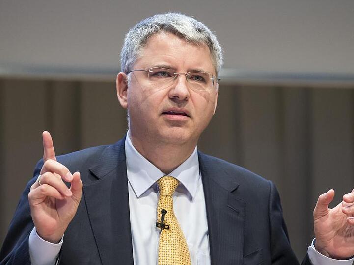 Roche-CEO Severin Schwan gestikuliert. Foto: Alexandra Wey/KEYSTONE/dpa/Archivbild