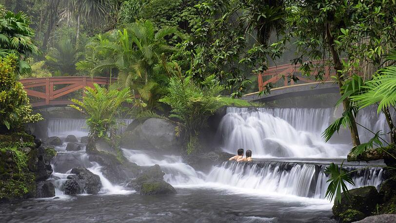 Eine unvergessliche Zeit im Open-Air-Spa des Tabacon Thermal Resort & Spa erleben.