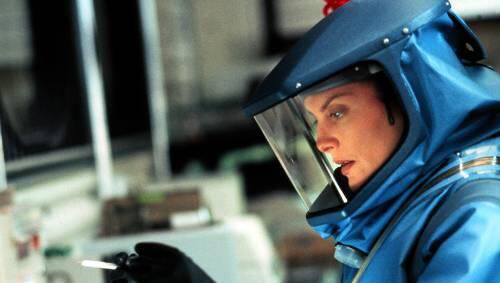 Eine Forscherin in einem Hochsicherheits-Labor hantiert mit gefährlichen Viren - eine Szene aus dem Thriller "Outbreak". Eine Forscherin in einem Hochsicherheits-Labor hantiert mit gefährlichen Viren - eine Szene aus dem Thriller "Outbreak".