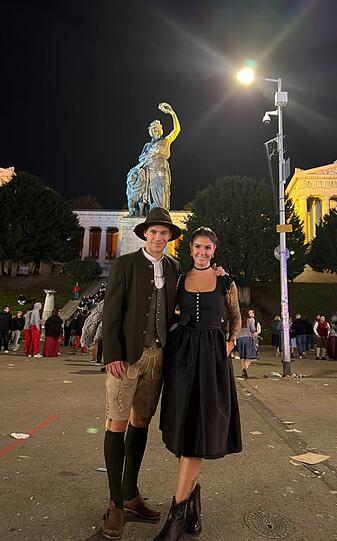 Joshua und Lina Kimmich zeigen sich am Abend gemeinsam auf der Wiesn