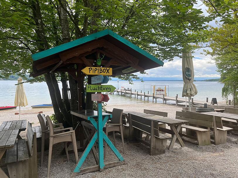 B&auml;nke, Liegest&uuml;hle, Sonnenschirme direkt am Strand: Der Kiosk &bdquo;Steg 1&ldquo; (mit Steg im Hintergrund) lockt viele M&uuml;nchner an den Starnberger See.