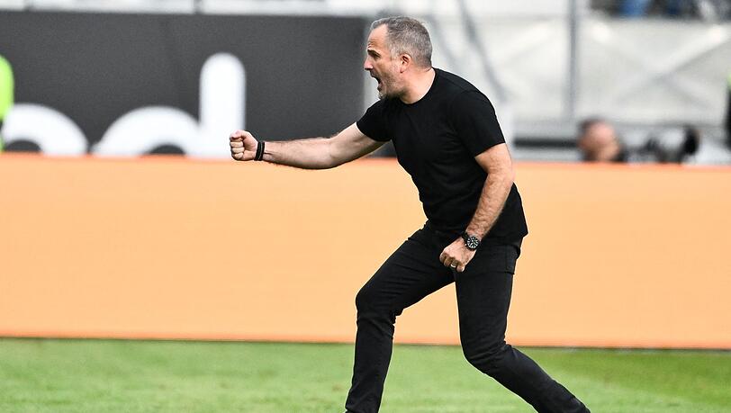 Trainer Manuel Baum hat den FC Augsburg erstmals an die Tabellenspitze der Fußball-Bundesliga geführt. Trainer Manuel Baum hat den FC Augsburg erstmals an die Tabellenspitze der Fußball-Bundesliga geführt.