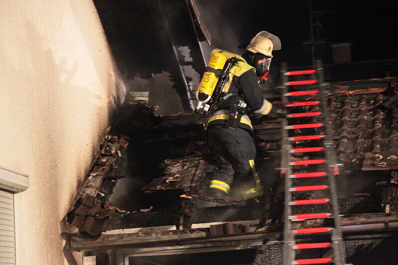 Zu einem Garagenbrand in Dörfl wurden mehrere Feuerwehren alarmiert. Das Feuer ist vermutlich im Dachbereich der Garage ausgebrochen und griff auf das Wohnhaus über.