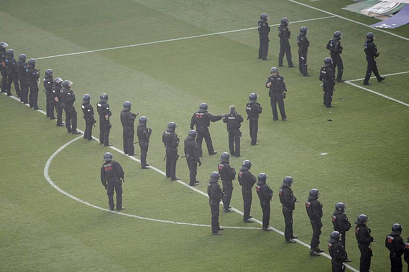 Die Polizei versuchte mit großräumigen Absperrungen, Schlimmeres zu verhindern.