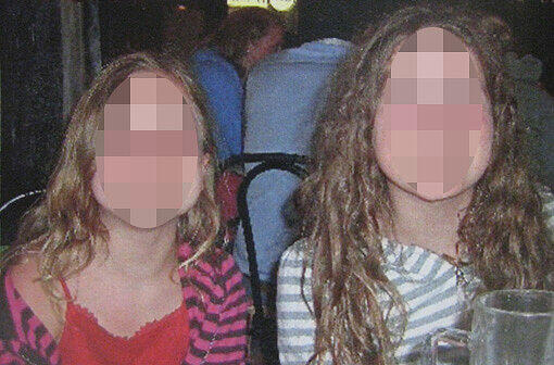 Zwischen 2 und 4 Uhr nachts geschieht der Mord: Mit einem Steakmesser, einer Hantelstange und einem Springseil werden Sharon und Chiara umgebracht. Die Ältere versucht sich mit aller Kraft zu wehren.