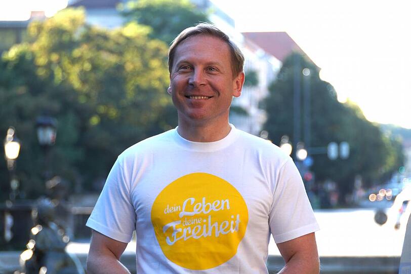 &bdquo;Personal in der Pflege schulen&ldquo;: Manfred Krönauer (39), FDP, Listenplatz 19: Mir geht es um Gleichberechtigung von Homosexuellen. Gerade homosexuelle Politiker sollen nicht nur Präsenz zeigen, sondern müssen dieses Thema offen ansprechen. Um dieses Thema noch weiter zu öffnen, könnten auch die Stadtbüchereien in den Vierteln einiges beitragen. Es gibt so viel Literatur zum Thema Homosexualität, aber in den Büchereien ist wenig zu sehen. Außerdem könnte sich München im Bereich Tourismus mehr öffnen. München als attraktive Touristenmetropole für Schwule, Lesben, Trans- und Bisexuelle, das wäre toll. Beim Blick in die Zukunft ist gerade auch das Thema Pflege ein wichtiges Thema. Denn in 10 bis 20 Jahren wird es viele homosexuelle Pflegebedürftige geben, und da hat sich die Stadt noch gar nicht überlegt, wie sie damit umgehen soll. Vor allem das Pflegepersonal muss dringend darauf vorbereitet und geschult werden.