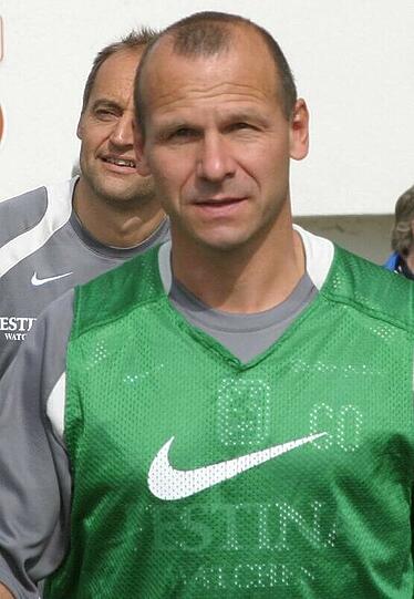 Für drei Tage wird anschließend Übergangs-Coach Bernhard Trares zu den Löwen berufen. Vom 23. bis 25. Januar 2006 trainiert er 1860.