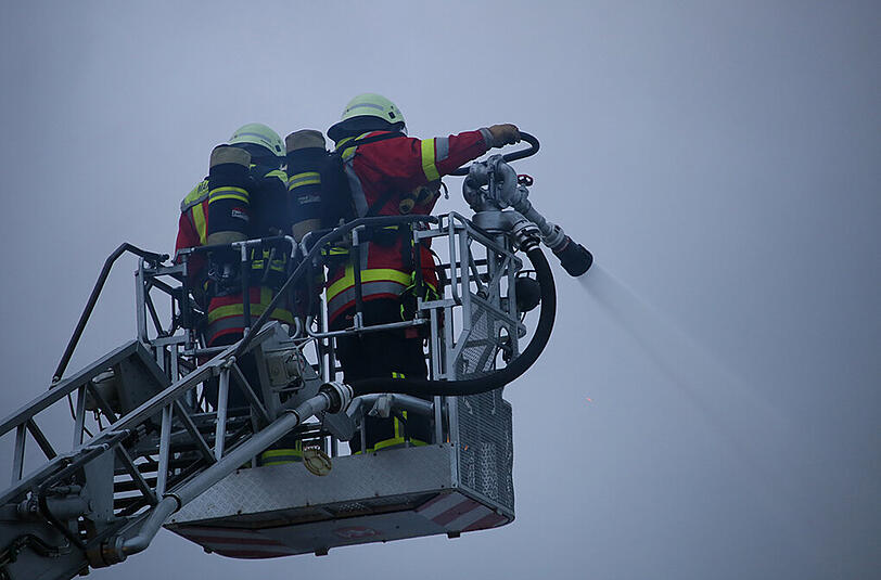 In Straßham ist eine Lagerhalle vollständig abgebrannt. Die Bilder vom Feuerwehr-Großeinsatz.