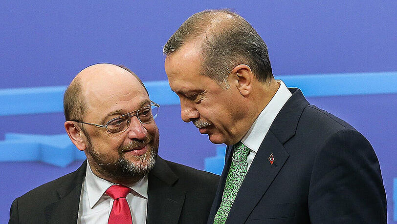 EU-Parlamentspräsident Martin Schulz hat das Verhalten des türkischen Präsidenten Erdogan scharf kritisiert. EU-Parlamentspräsident Martin Schulz hat das Verhalten des türkischen Präsidenten Erdogan scharf kritisiert.