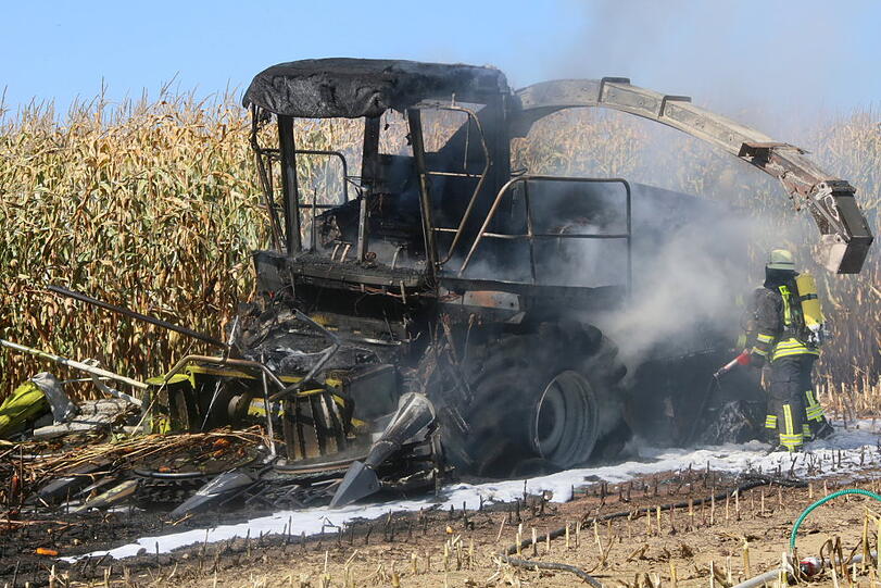 Der Maishäcksler fing Feuer, die anrückenden Wehren hatten den Brand schnell unter Kontrolle.