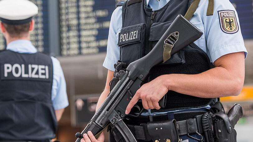 Bundespolizisten haben den aggressiven Trunkenbold am Münchner Flughafen vorläufig festgenommen (Symbolfoto).