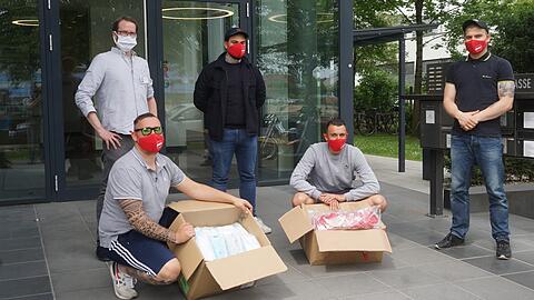 Mit weißer Maske: Sirtan Zaferer von Puls M. Der Rest: Fans des FC Bayern aus der Südkurve. Ganz rechts im
Bild: Fabian.