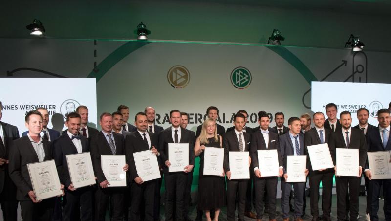 Die Trainer des Fußballlehrer-Lehrgangs stehen mit DFB-Präsident Reinhard Grindel (l) beim Gruppenfoto zusammen. Die Trainer des Fußballlehrer-Lehrgangs stehen mit DFB-Präsident Reinhard Grindel (l) beim Gruppenfoto zusammen.