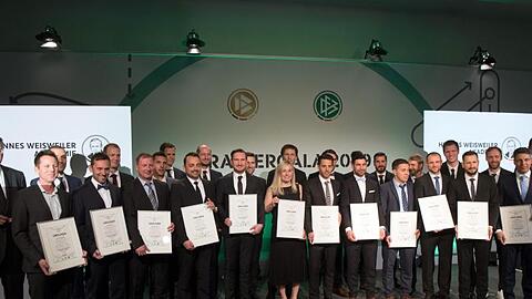 Die Trainer des Fußballlehrer-Lehrgangs stehen mit DFB-Präsident Reinhard Grindel (l) beim Gruppenfoto zusammen.