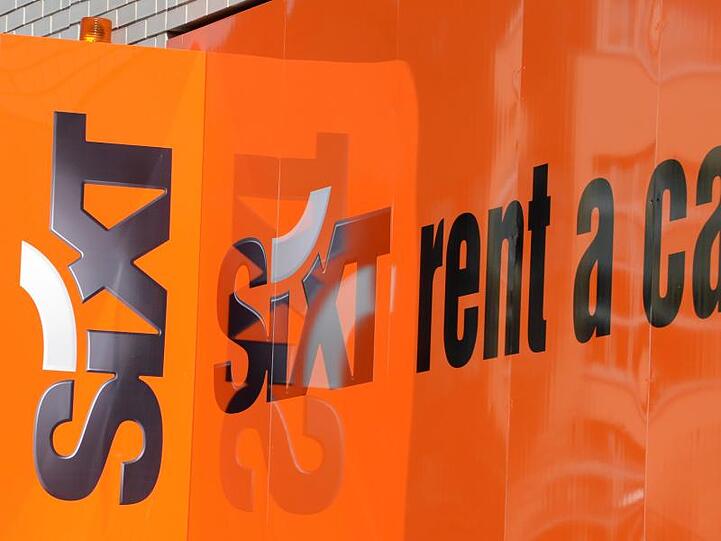 Werbung des Autovermieters Sixt . Foto: Jens Kalaene/dpa-Zentralbild/dpa